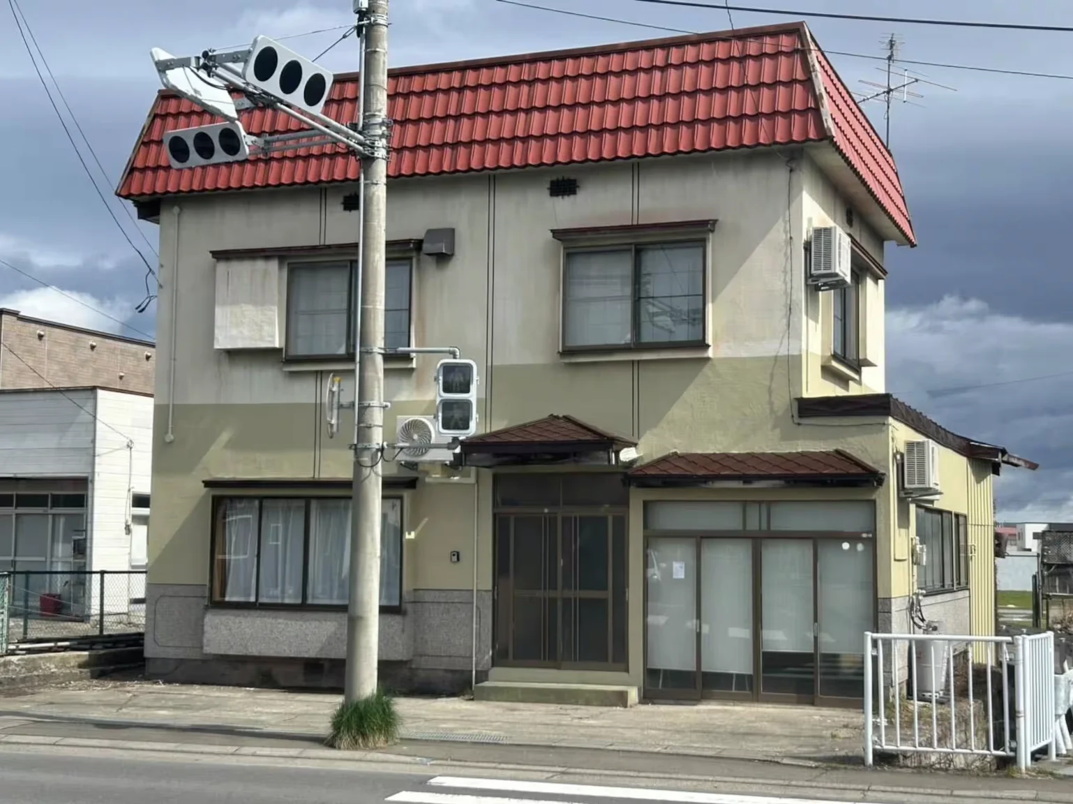 弘前の戸建ての外観。赤い屋根の二階建て