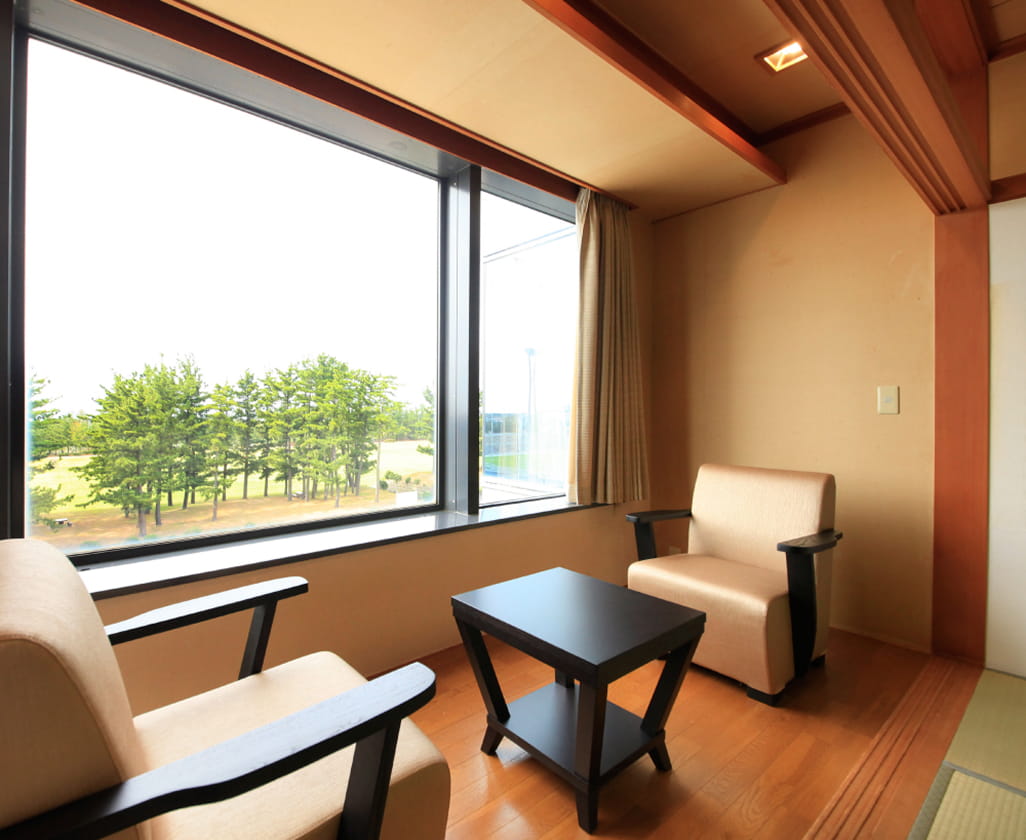 大きな窓から緑豊かな景色を望める、和室内のくつろぎスペース