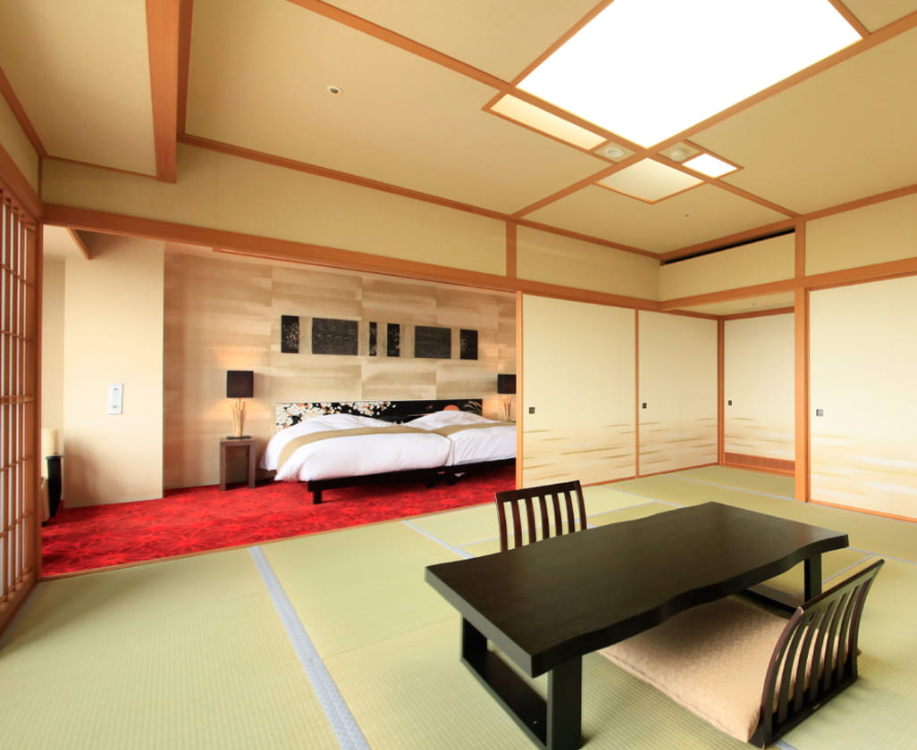 畳敷きの和室と洋風ベッドルームがつながる、和洋折衷の広々とした客室
